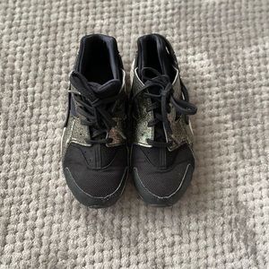 Girls huaraches size 3 black and gold